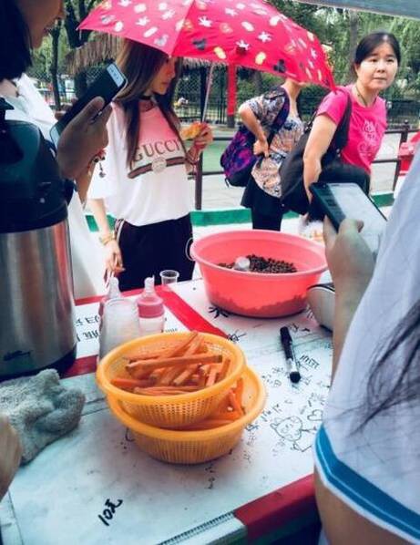 Giữa thông tin ly hôn với Giả Nãi Lượng, Lý Tiểu Lộ một mình lủi thủi đưa con gái đi chơi Giữa thông tin ly hôn với Giả Nãi Lượng, Lý Tiểu Lộ một mình lủi thủi đưa con gái đi chơi